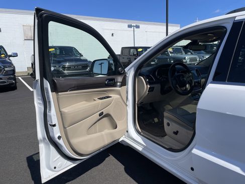 Used 2019 Jeep Grand Cherokee Overland AWD/4WD image 33