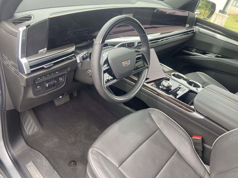 Certified 2025 Cadillac Escalade ESV Premium Luxury w/ LPO, Radiant Package AWD/4WD image 19