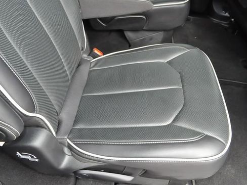 Used 2025 Chrysler Pacifica Limited FWD image 24