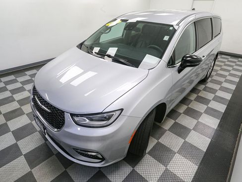 Used 2024 Chrysler Pacifica Touring-L FWD image 6