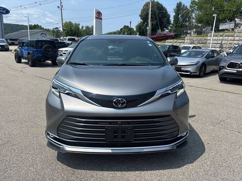 Used 2026 Toyota Sienna Platinum AWD/4WD image 2