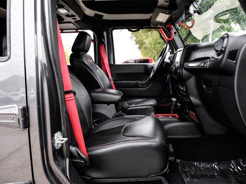 Used 2017 Jeep Wrangler Unlimited Rubicon image 35