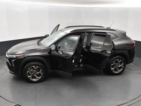 Used 2025 Chevrolet Trax LT FWD image 7