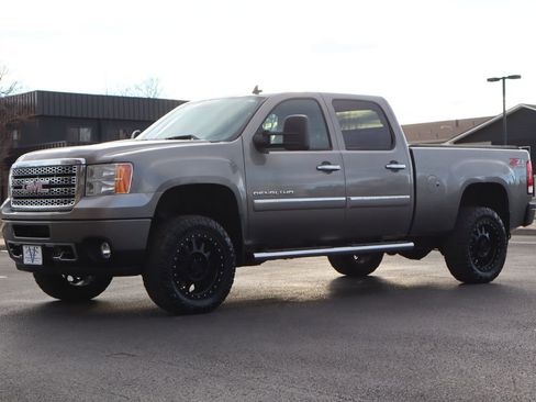 Used 2014 GMC Sierra 2500 Denali w/ Suspension Package, Off-Road image 11