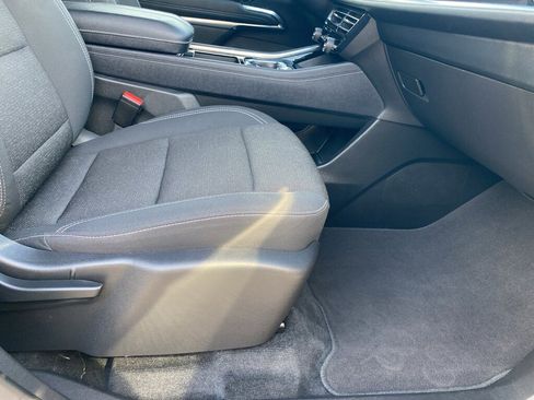 Used 2025 Chevrolet Traverse LT image 20