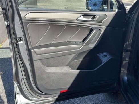 Used 2022 Volkswagen Tiguan SE image 11