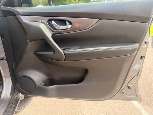Used 2019 Nissan Rogue S w/ Special Edition Package FWD image 13