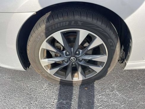 Used 2018 Nissan Sentra SR w/ Technology Package FWD image 14