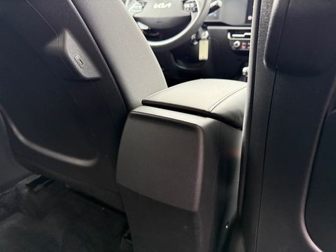 Used 2024 Kia Niro LX image 23