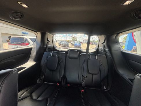 Used 2024 Chrysler Pacifica Limited FWD image 17