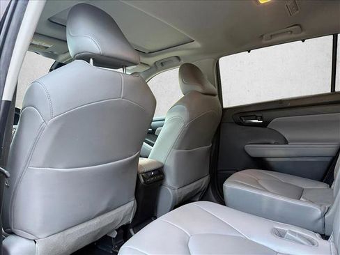 Used 2021 Toyota Highlander XLE FWD image 16