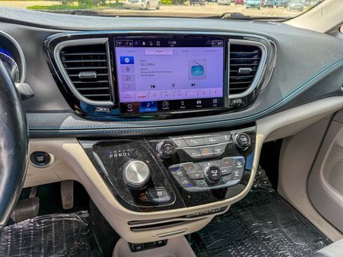 Used 2021 Chrysler Pacifica Touring-L image 9