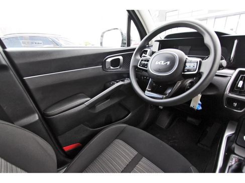 Used 2022 Kia Sorento LX FWD image 9