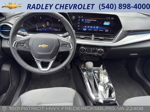 Certified 2025 Chevrolet Trax LT w/ LT Convenience Package FWD image 12