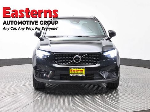 Used 2024 Volvo XC40 B5 Core AWD/4WD image 2