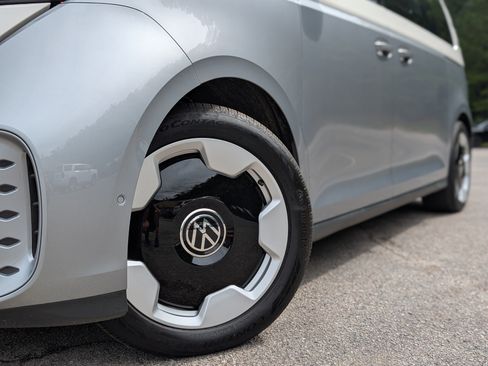 Used 2025 Volkswagen ID. Buzz Pro S Plus RWD image 35