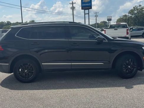 Used 2018 Volkswagen Tiguan SE w/ Panoramic Sunroof Package FWD image 9