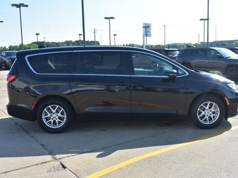 Used 2023 Chrysler Pacifica Touring-L FWD image 4