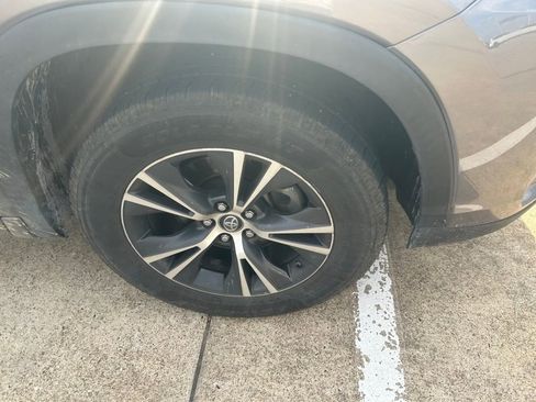 Used 2017 Toyota Highlander LE FWD image 2