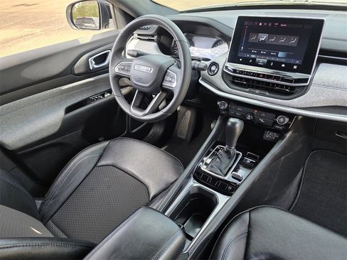 Used 2024 Jeep Compass Latitude image 25