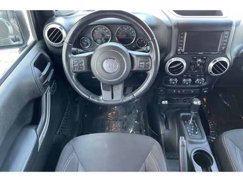 Used 2017 Jeep Wrangler Unlimited Sahara w/ Connectivity Group AWD/4WD image 16