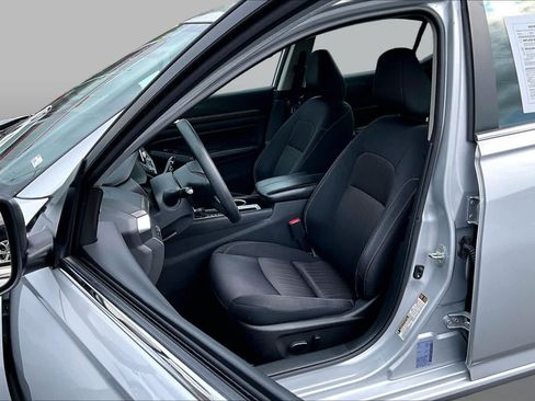 Used 2024 Nissan Altima 2.5 SV FWD image 8