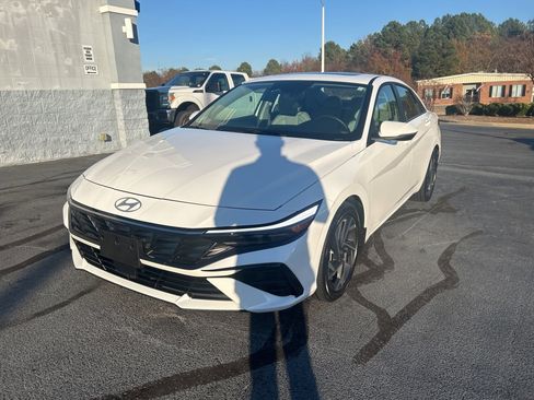 Used 2025 Hyundai Elantra Limited image 3