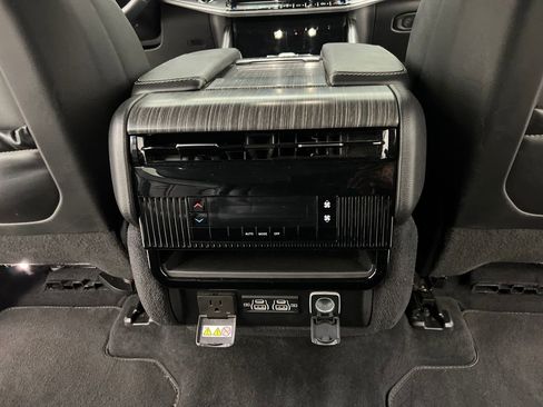 Used 2024 Jeep Wagoneer L Series II RWD image 22