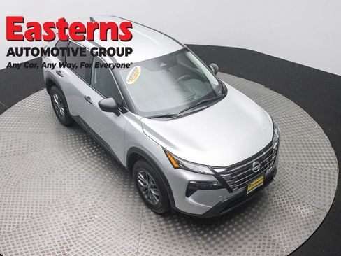 Used 2024 Nissan Rogue S AWD/4WD image 3