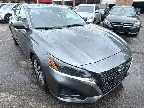 Used 2024 Nissan Altima 2.5 SV FWD image 3