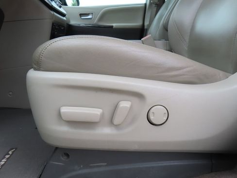 Used 2016 Toyota Sienna XLE w/ XLE Navigation Package FWD image 9