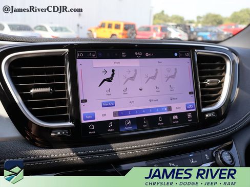 Used 2025 Chrysler Pacifica Limited FWD image 35