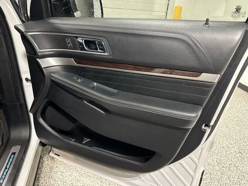 Used 2018 Ford Explorer Platinum image 12