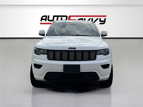 Used 2017 Jeep Grand Cherokee Altitude image 2