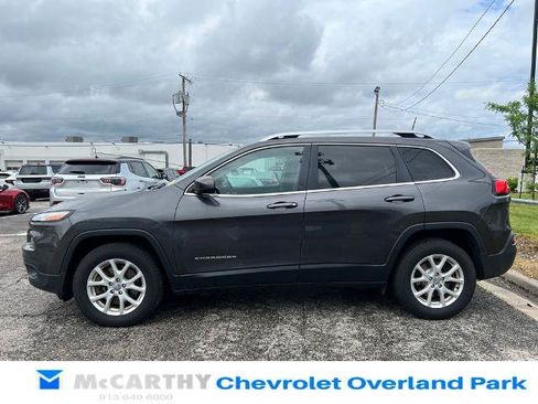 Used 2017 Jeep Cherokee Latitude w/ Cold Weather Group AWD/4WD image 6