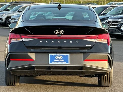 Used 2025 Hyundai Elantra SEL image 4