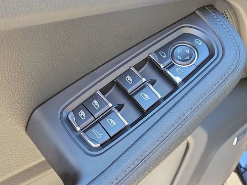 Certified 2024 Porsche Macan Base image 26