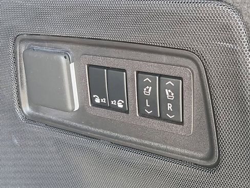 Used 2023 Cadillac Escalade Premium Luxury AWD/4WD image 6