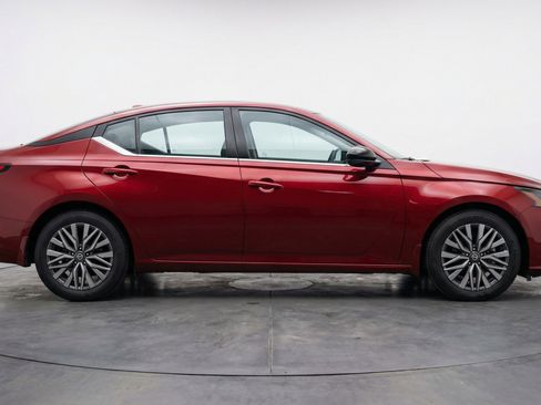 Used 2025 Nissan Altima 2.5 SV FWD image 11