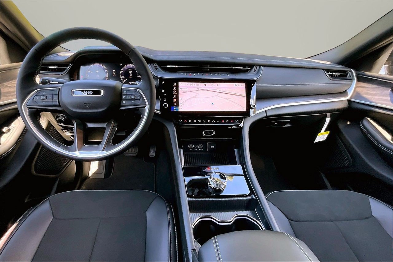 New 2027 Jeep Grand Cherokee Altitude RWD image 9