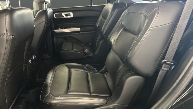 Used 2021 Ford Explorer XLT w/ Equipment Group 202A AWD/4WD image 22
