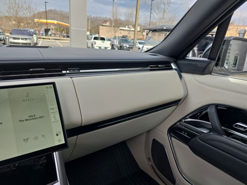 Certified 2024 Land Rover Range Rover Long Wheelbase Autobiography image 25