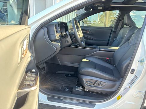 Used 2025 Toyota Crown Platinum image 3