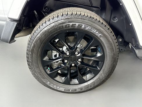 Used 2023 Jeep Wrangler Unlimited Sahara AWD/4WD image 33