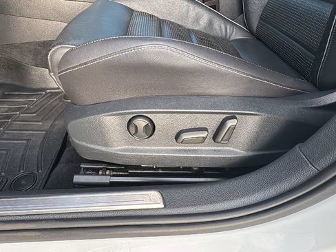 Used 2019 Volkswagen Golf R 4-Door AWD/4WD image 9