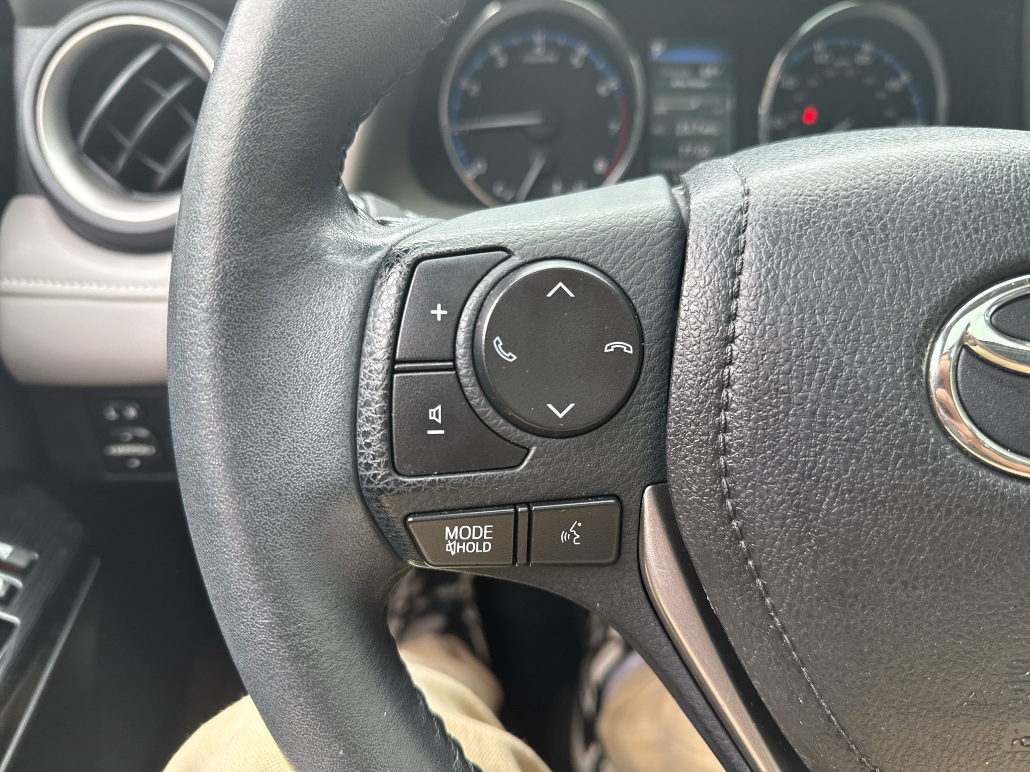Used 2017 Toyota RAV4 Limited w/ Advanced Technology Package AWD/4WD image 17