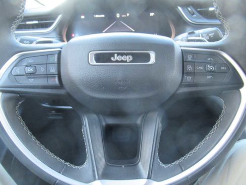 Used 2023 Jeep Grand Cherokee L Laredo image 23