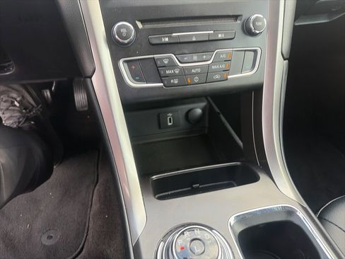 Used 2017 Ford Fusion SE w/ Equipment Group 201A FWD image 10