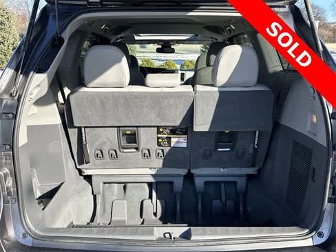 Used 2020 Toyota Sienna XLE image 26