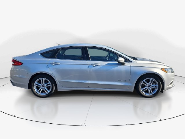 Used 2018 Ford Fusion SE FWD image 2